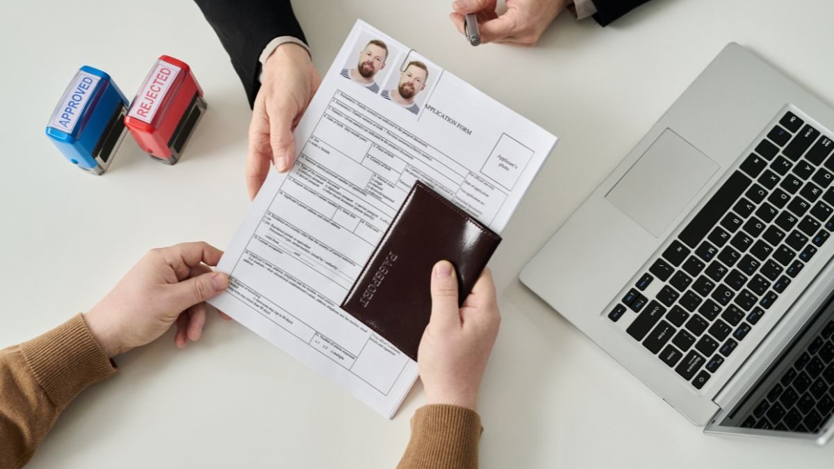 Reformado analisando documentos para solicitar o Visto D7 e comprovar rendimentos para viver em Portugal